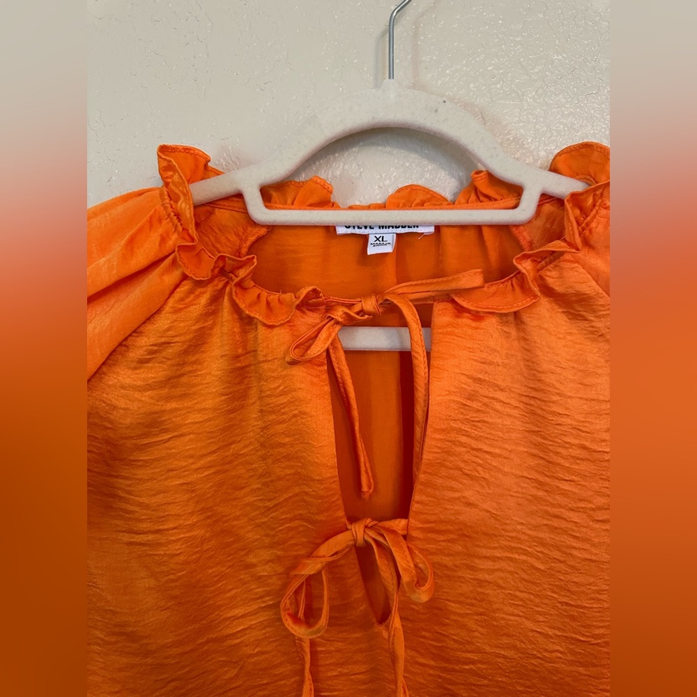 Steve Madden bright orange satin silk ruffle sleeve top size XL - Picture 4 of 5